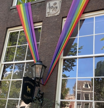 Het is pride en de vlag hangt weer aan de gevel!
